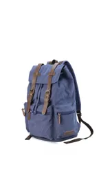 Mochila de tela canvas color marrón con detalles en cuero sintético. Cuenta con tapa superior con correas ajustables, cierre tipo marinero, múltiples bolsillos externos con cierre y compartimento para laptop.