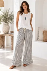 Musculosa amarilla de lino con detalles de pequeños volados en el cuello y las sisas.