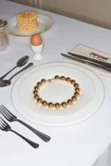 Collar corto de esferas doradas con cierre de mosquetón. Pieza de la colección cápsula SYMPHORINE X VIC SARAVIA.