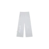 Pantalón de jogging gris melange de corte ancho, con cintura elástica, bolsillos laterales y estampas gráficas en color blanco que incluyen letras en la pierna derecha y logotipos en la pierna izquierda.