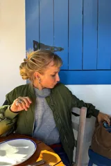 Campera bomber verde militar de nylon levemente acolchada, con hombros caídos, corte holgado y cierre frontal plateado.