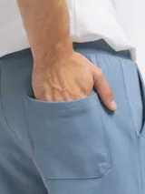 Short de felpa color negro, con cordón ajustable en la cintura y corte casual.