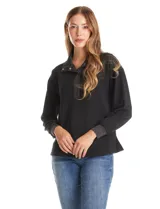 Buzo de modal color negro con cuello solapa y escote en V con botones a presión. Presenta mangas largas con puños elastizados y detalles de textura en el cuello y puños.