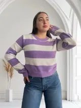 Sweater de punto lila con rayas horizontales blancas, de corte clásico y cuello redondo.