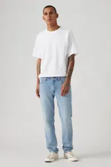 Jeans Levi's 511 Slim Fit color celeste claro, de corte ajustado y diseño clásico de cinco bolsillos.