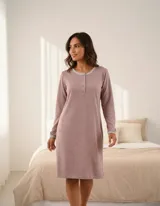 Camisón de manga larga confeccionado en lanilla color rosa viejo, con cuello redondo y cierre frontal parcial con botones. Presenta detalles de ribete en color gris en el cuello y los puños.
