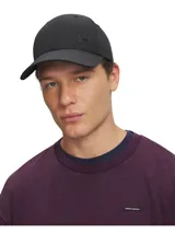 Gorra Under Armour de perfil bajo y color negro, con panel frontal estructurado, visera curva y logo de la marca en el lateral. Incorpora tecnología UA Storm repelente al agua y tejido elástico ajustable.