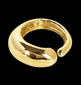 Anillo de bronce con diseño orgánico y voluminoso, de forma abierta y acabado brillante.