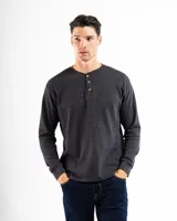 Remera tipo henley de manga larga confeccionada en tejido de algodón con textura mini piqué. Presenta un cierre frontal con tres botones y puños ajustados en las mangas.