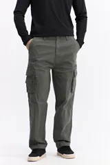 Pantalón cargo de corte baggy, color verde oliva, con múltiples bolsillos laterales y cierre frontal con botón y cremallera.