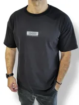 Remera negra de algodón con estampa rectangular en el pecho con la inscripción "SOHO889".