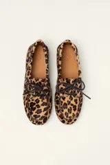 Mocasín tipo boat shoe color marrón, confeccionado en cuero, con cordones de cuero marrón y cordones decorativos azules.