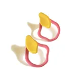 Par de aros colgantes con forma geométrica irregular, compuestos por una pieza superior amarilla y un aro inferior rosado.