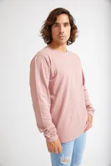 Remera de manga larga para hombre, confeccionada en algodón, con cuello redondo y logo estampado sutil en el pecho.