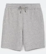 Bermuda deportiva negra con cintura elástica ajustable con cordón, bolsillos laterales y corte a la rodilla.