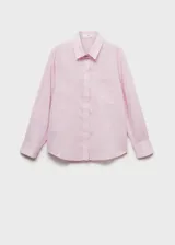 Camisa de corte recto confeccionada en una mezcla de lino y algodón, color rosado. Presenta cuello camisero, cierre frontal de botones, bolsillo de parche en el pecho y mangas largas con puños abotonados.