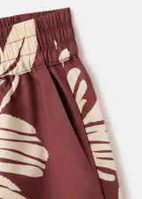 Short marrón con estampado floral grande en tonos beige y blanco, de tiro regular y silueta relajada con cintura elástica.