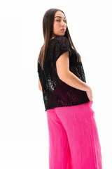 Remera negra de red con mangas cortas y corte holgado.