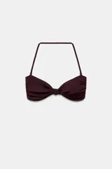 Top de bikini bandeau color marrón, con escote corazón, tirante al cuello extraíble y detalle de nudo en el centro del pecho.
