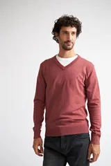 Sweater de tejido de punto con escote en V y manga larga. Presenta un diseño de calce regular con puños y ruedo acanalados, e incluye un pequeño logo bordado en el pecho.