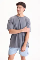 Remera oversize de manga corta y cuello redondo, confeccionada en algodón con acabado lavado estilo vintage.