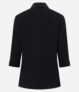 Blazer negro de sastrería confeccionado en tejido airflow con textura arrugada, cuello con solapa, bolsillos delanteros y mangas 3/4 con martingalas en los puños.