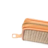 Billetera tipo fichero de Extra Large, en tono tostado y diseño texturado tipo tramado, con cierre perimetral y aplique frontal con logo de la marca.