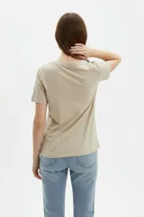 Remera de manga corta con escote en V, confeccionada en algodón con diseño de rayas horizontales en tono azul marino y blanco.