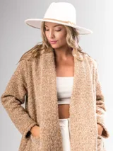 Tapado italiano color mocha mousse, de corte clásico con bolsillos amplios.