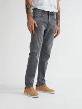 Pantalón jean gris de corte recto.