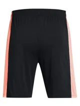 Short deportivo Under Armour de la línea Challenger, color negro con detalles laterales en color salmón. Confeccionado en tejido de punto ligero y de secado rápido, cuenta con cintura elástica con cordón interno y logo de la marca estampado en el bajo.