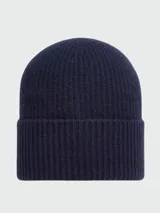 Gorro tipo beanie de punto acanalado en color azul marino, con parche del logo de la marca en la parte frontal.