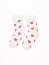 Medias blancas con estampado de corazones en tonos rosados y detalle de sherpa en el borde superior.