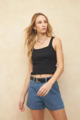 Musculosa negra de algodón con escote cuadrado y breteles anchos.