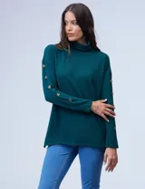 Polera negra de tejido soft con cuello alto y mangas largas con aplique de botones.