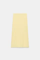 Falda midi de tiro medio, confeccionada en tejido semitransparente color amarillo con estampado de lunares diminutos en tono rosado. Cuenta con cintura elástica y forro interior a tono.