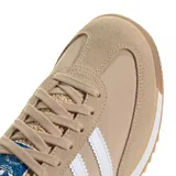 Championes Adidas modelo SL 72 RS, de diseño retro en tonos beige y tostado. Presentan las icónicas tres tiras laterales en color blanco, puntera reforzada y suela dentada de goma.