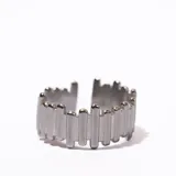 Anillo plateado con diseño de barras verticales irregulares.