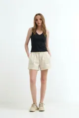 Top de punto rib color rosado con tirantes finos y escote en V.