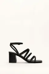 Sandalias de cuero negro con punta cuadrada, taco geométrico y tiras finas.