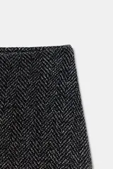 Pantalón de tiro alto con cintura ancha y corte de pierna recta, confeccionado en tejido de sarga con textura jaspeada.