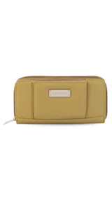 Billetera larga de diseño rectangular en tono beige, confeccionada en símil cuero con textura combinada. Cuenta con doble compartimento principal con cierre, solapa frontal con broche a presión, visor para documentos y tarjetero extraíble. Incluye monedero interno y múltiples espacios para billetes y tarjetas.