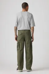Pantalón cargo holgado color verde militar, con bolsillos laterales y perneras anchas.