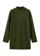 Vestido corto de punto en color verde oliva, con cuello alto y detalle de botones metálicos en el hombro. Presenta mangas largas y un corte recto y ajustado.