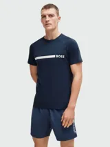 Remera de algodón azul marino de manga corta y cuello redondo, con diseño de raya horizontal blanca en el pecho y el logo de la marca estampado.