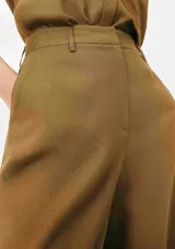Pantalón de corte recto y tiro alto, color marrón, con cierre frontal y pasacintos.