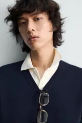 Jersey de punto de algodón, color azul marino, con cuello en V y manga larga.