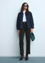 Pantalón jeans de tiro alto con diseño culotte y bajo deshilachado. Cuenta con cierre frontal de cremallera y botón, trabillas para cinturón y bolsillos traseros.