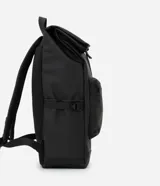 Mochila urbana de diseño estructurado con acabado engomado, cierre tipo roll-top con hebilla ajustable, bolsillo frontal con cremallera y correas traseras ajustables.