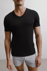 Pack de remeras negras de algodón con cuello en V, marca Carouomo.
